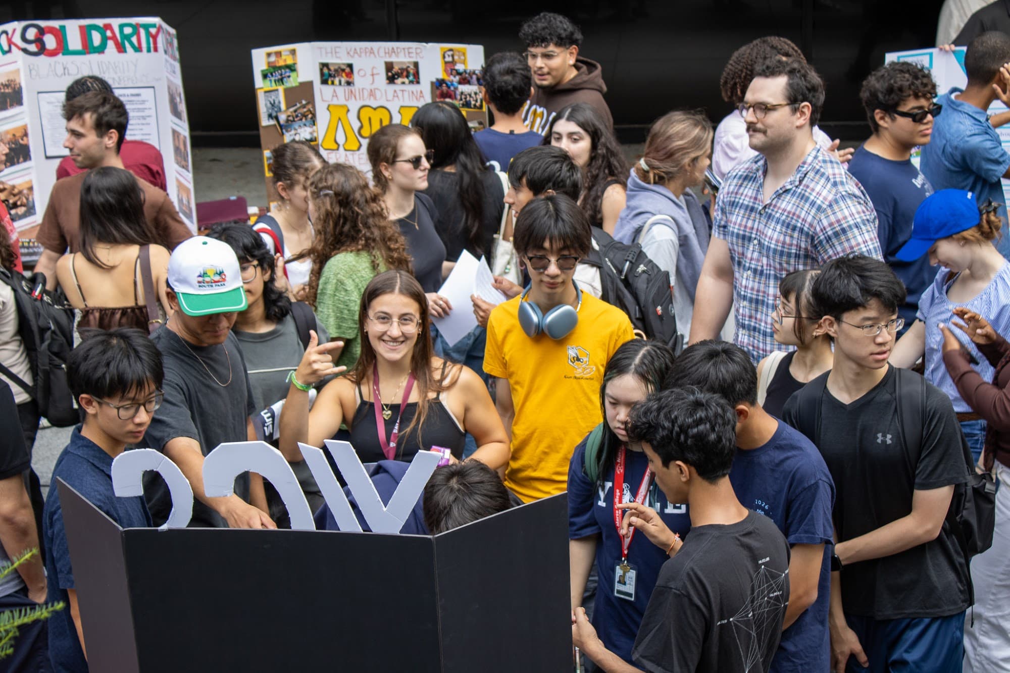 Crowds of students around the y/cs table at the EC Bazaar